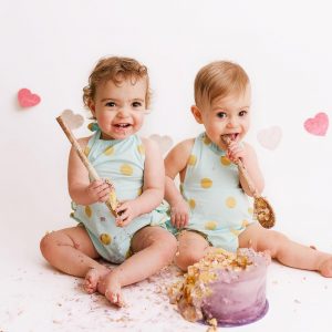 twins with cake at Huntingdon cake smash photography session